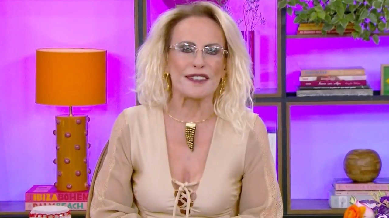 Ana Maria Braga fala em estúdio com iluminação rosa ao fundo durante apresentação de programa matinal da Globo