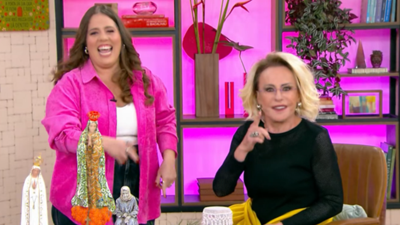 Ana Maria Braga e Tati Machado no estúdio do Mais Você com cenário rosa