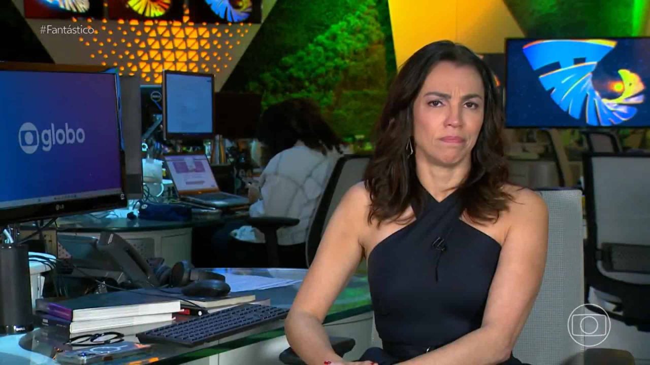 Foto de Ana Paula Araújo no estúdio do Fantástico