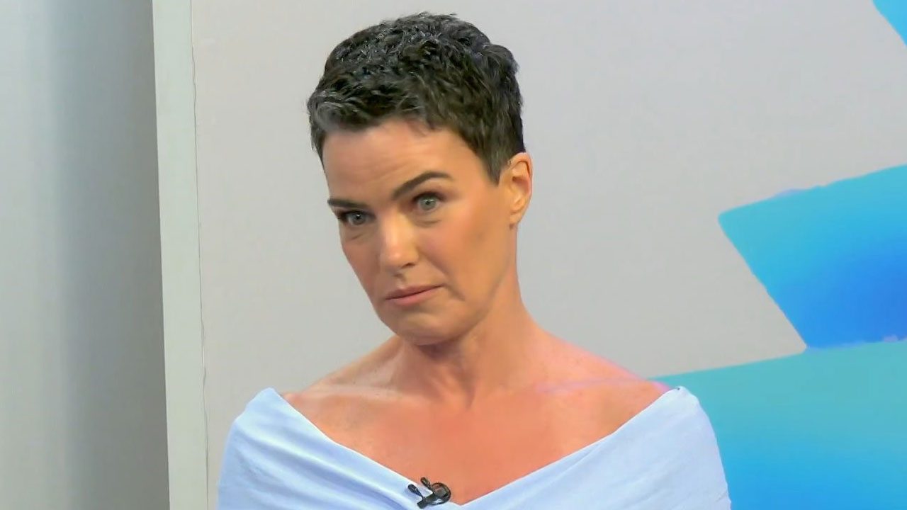 Ana Paula Arósio de cabelo curto e expressão séria durante participação no videocast O Futuro Já Começou