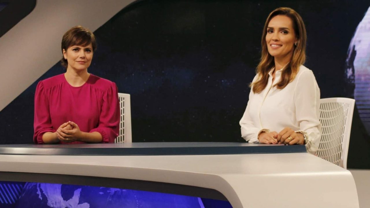 Foto de Ana Paula Couto e Karyn Bravo na bancada do Jornal da Cultura