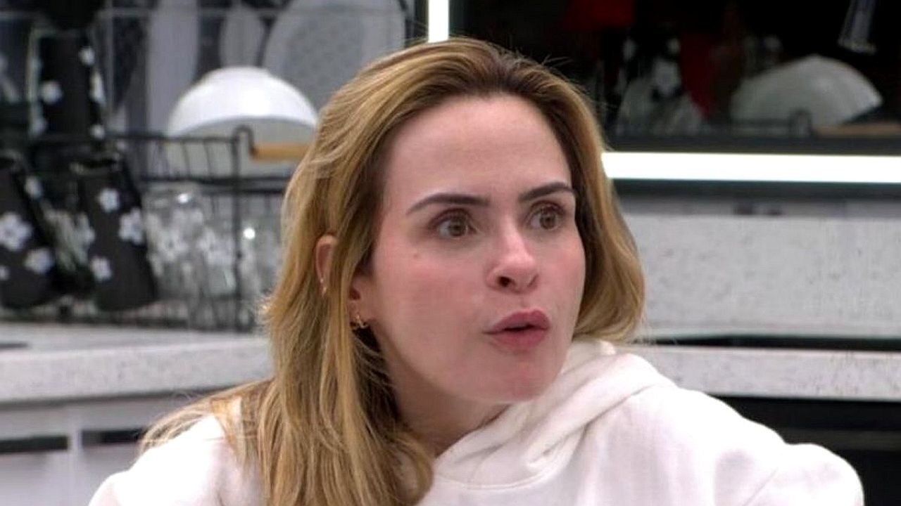 Ana Paula Renault com expressão de surpresa durante conversa na cozinha da casa do reality show Big Brother Brasil