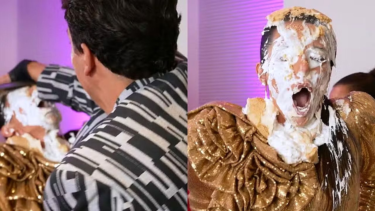 Atriz recebe torta no rosto durante dinâmica de programa de auditório com figurino dourado