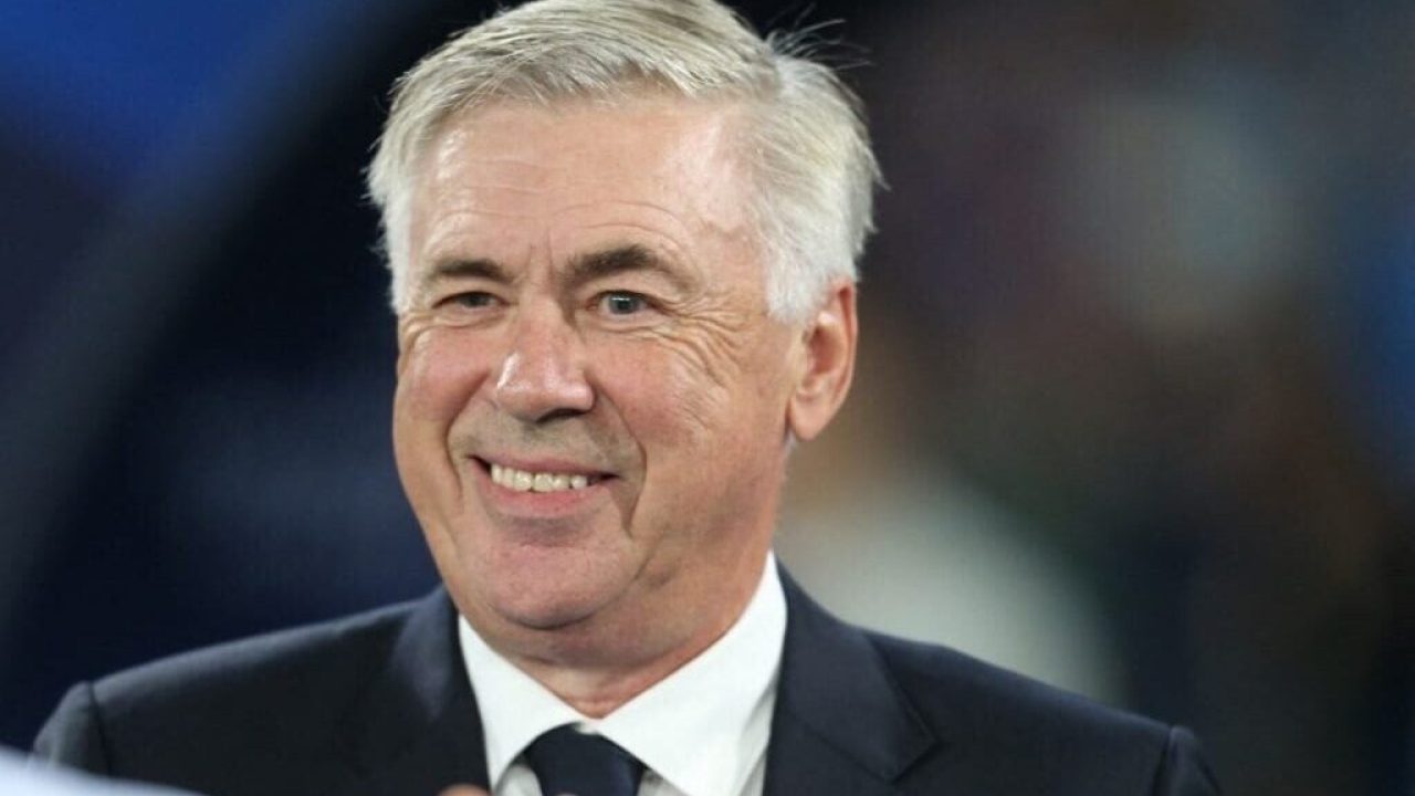 Carlo Ancelotti de terno preto
