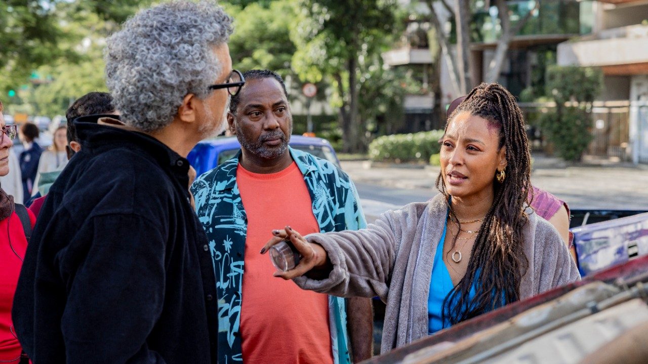 Sheron Menezzes aponta durante conversa com o diretor André Câmara em gravação de acidente da novela Por Você na rua