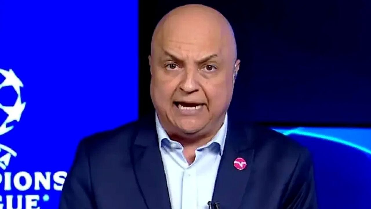 Apresentador careca de terno fala sobre Champions League em estúdio com fundo azul