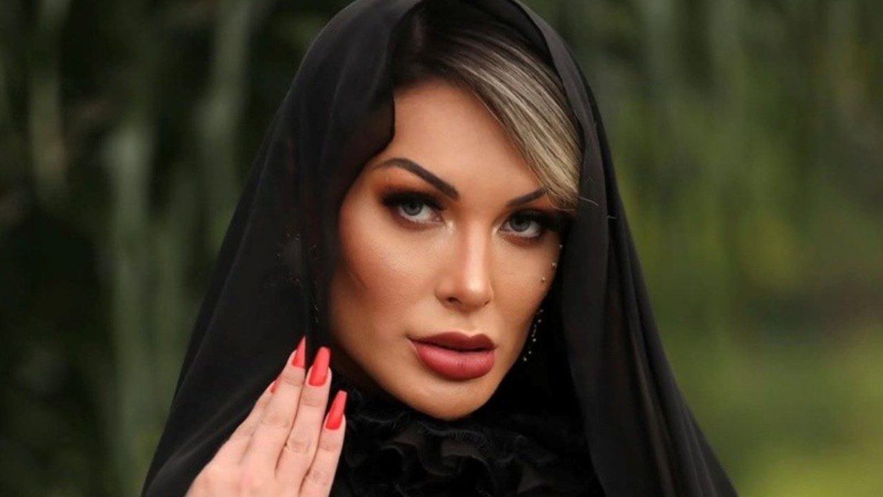 Andressa Urach usa véu preto e encara a câmera com maquiagem marcante em close