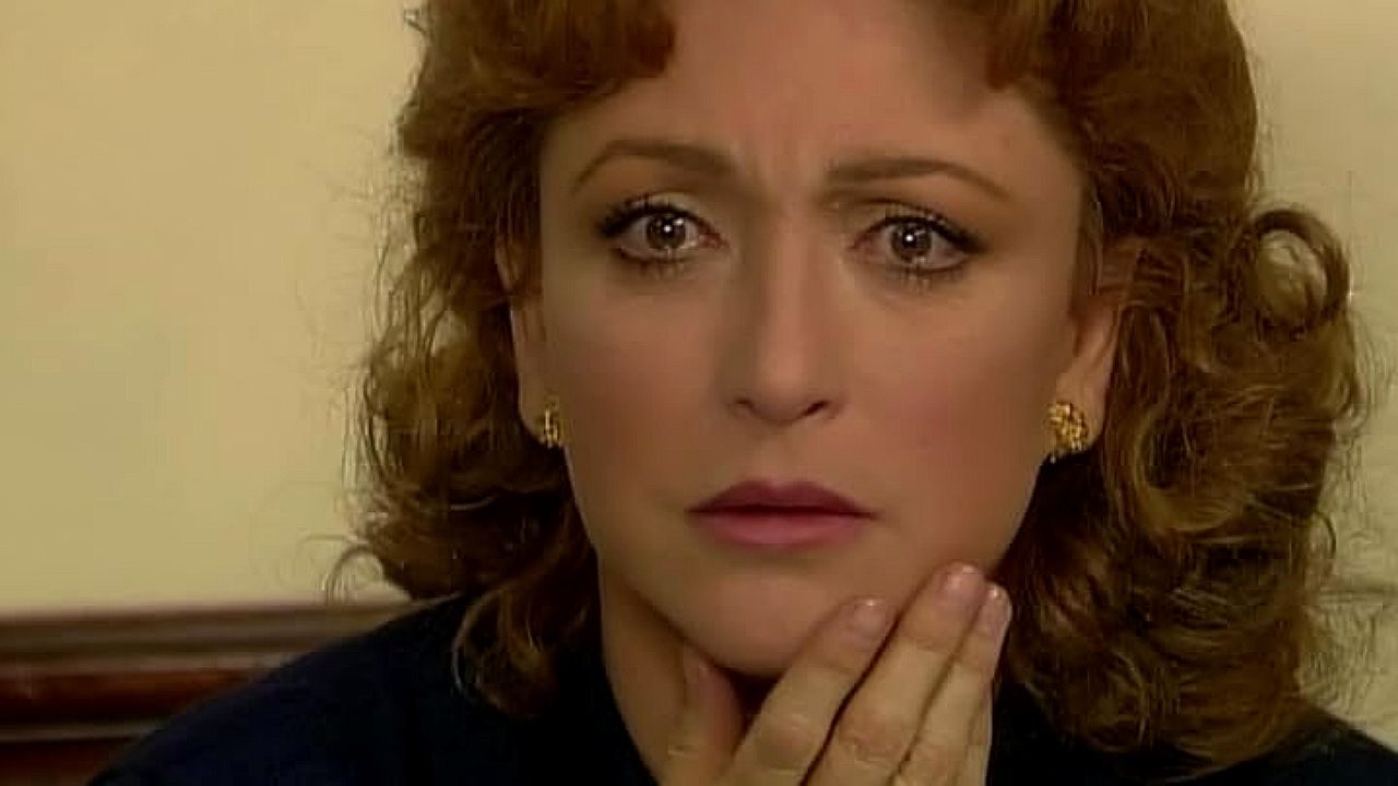 Angélica María com expressão de surpresa e mão no rosto em cena da novela mexicana exibida na TV aberta