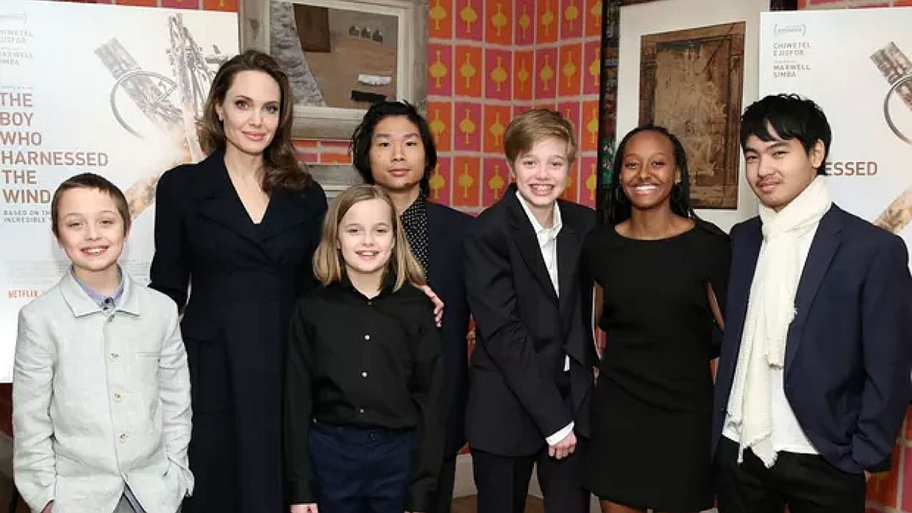 Angelina Jolie posa com jovens atores durante evento de divulgação do filme O Menino que Descobriu o Vento