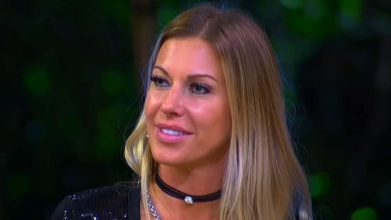 Antonela sorri durante participação em reality show usando vestido preto e gargantilha em close no estúdio