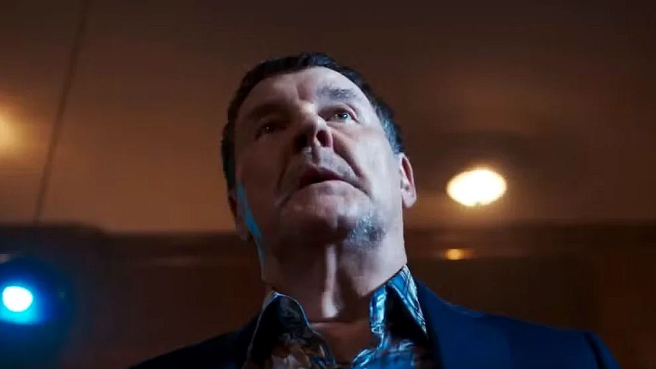 Antonio Calloni encara alguém com expressão tensa em cena de novela