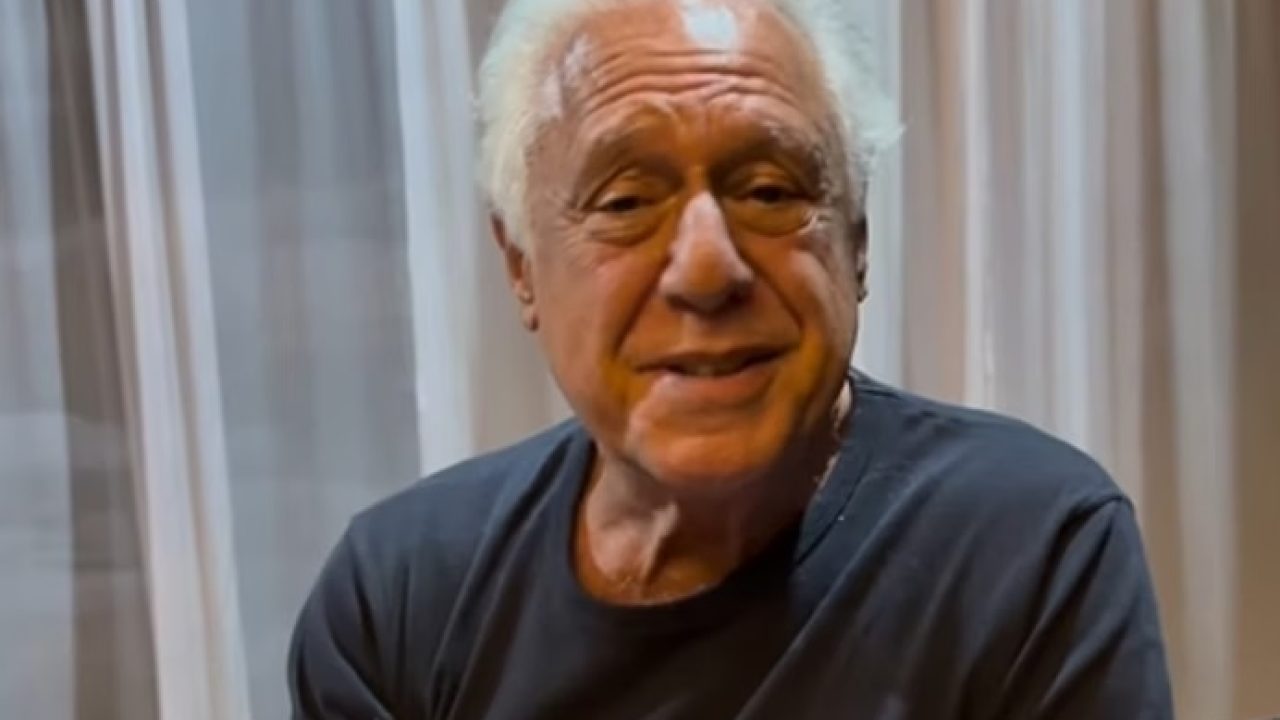 Foto de Antonio Fagundes em um quarto