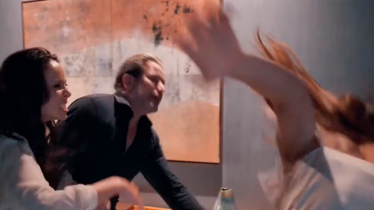 Após flagra, Zenilda enche Ferette e Arminda de porradas em Três Graças