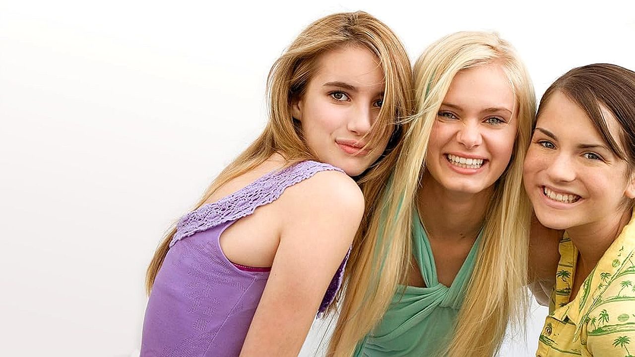 Claire (Emma Roberts), Aquamarine (Sara Paxton) e Hailey (JoJo) sorrindo juntas em cena do filme Aquamarine