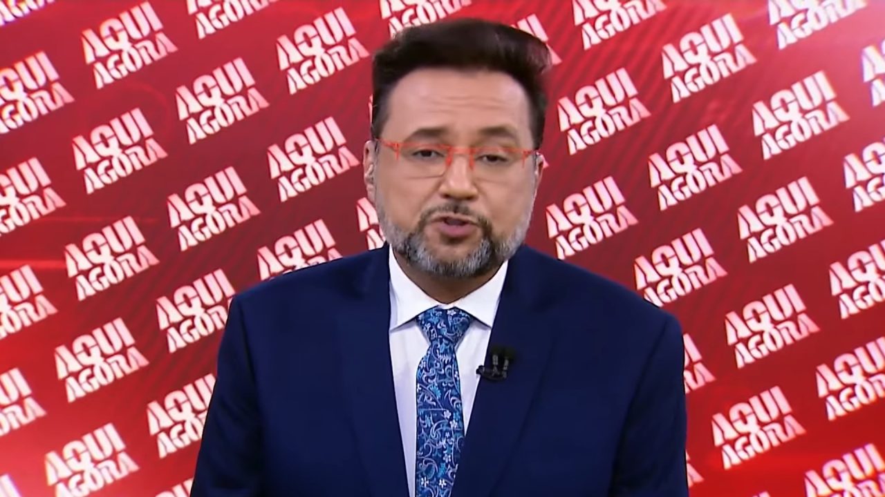 Foto do apresentador Geraldo Luís no estúdio do Aqui Agora