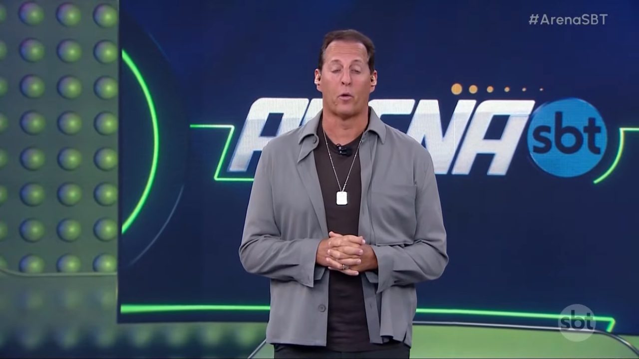 Foto do apresentador Benja no estúdio do Arena SBT