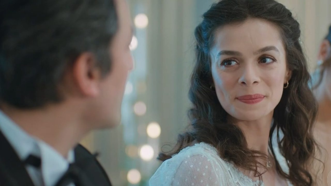 Arif (Feyyaz Duman) e Bahar (Özge Özpirinçci) em momento emocionante no último capítulo da novela Força de Mulher