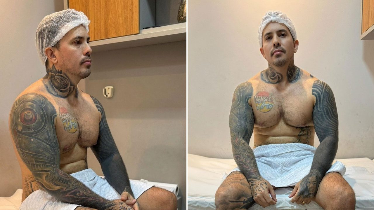 Arthur O Urso sentado em maca de clínica estética usando touca descartável e toalha cobrindo a cintura