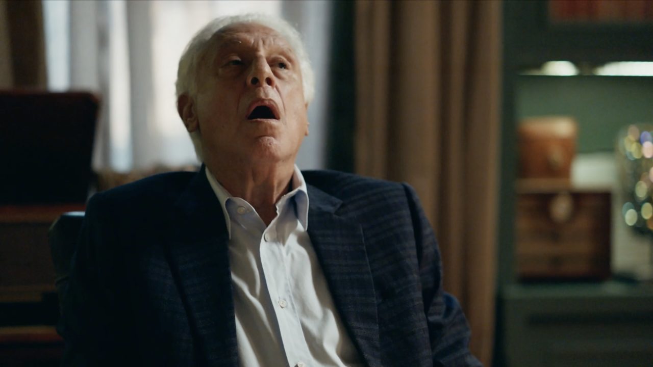Arthur Brandão, interpretado por Antonio Fagundes, com expressão de choque em cena de Quem Ama Cuida, novela da TV Globo.