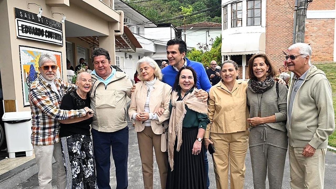 Artistas reunidos em um vilarejo
