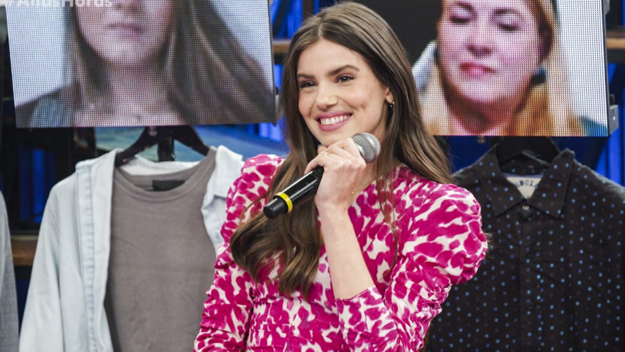 Camila Queiroz durante participação no Altas Horas; atriz deixou o elenco de Verdades Secretas 2 após fazer “exigências inaceitáveis” (foto: Globo/Divulgação)