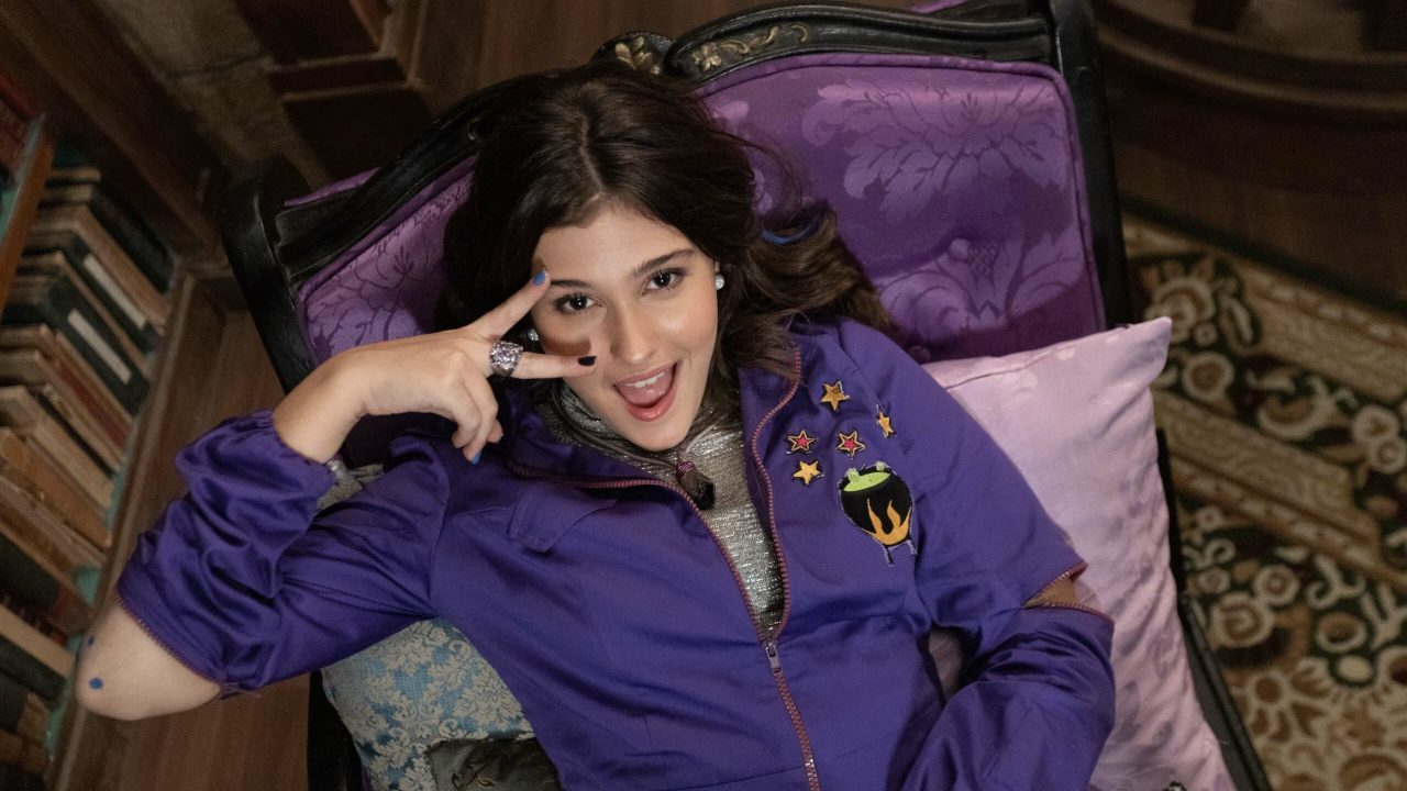 Imagem da atriz Nicole Orsini caracterizada como a feiticeira Berenice na série original Vlog da Berê - A Fantástica Farmácia de Ondion