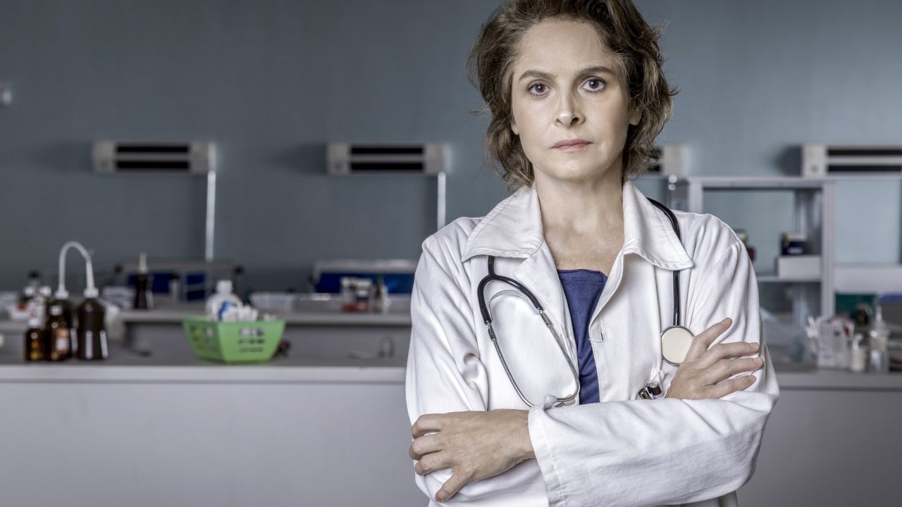 Imagem da atriz Drica Moraes caracterizada como a epidemiologista Vera de Sob Pressão