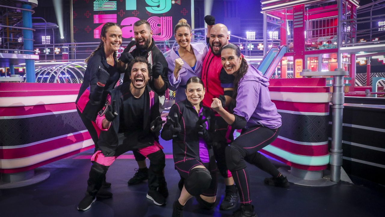 Imagem com foto de Fernanda Gentil ao lado do time de Tiago Abravanel no Zig Zag Arena