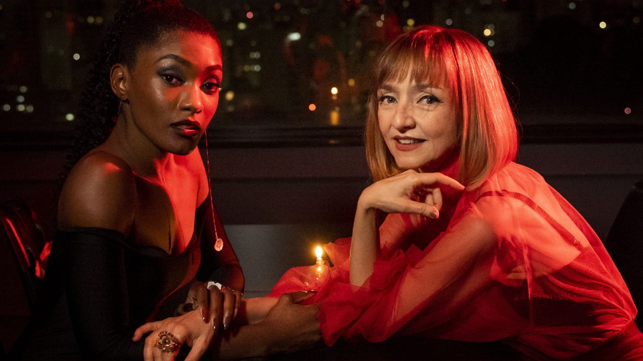 Imagem com foto das atrizes Erika Januza e Maria de Medeiros em Verdades Secretas