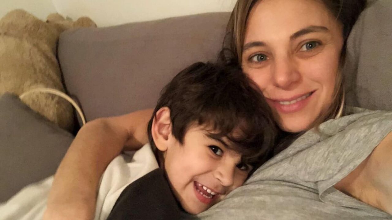 Foto de Mariana Derderián, de Floribella, e o filho