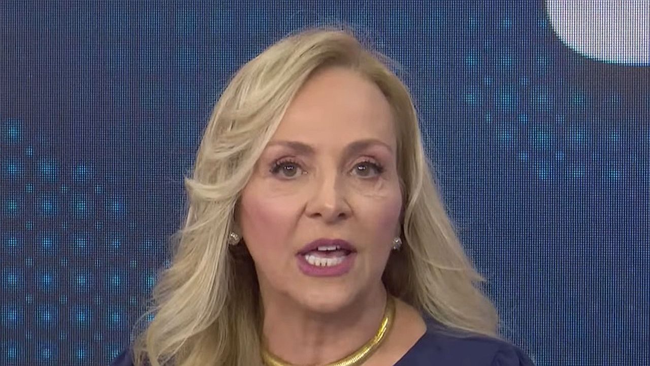 Apresentadora do Atualidades Pampa fala durante edição ao vivo no estúdio da Rede Pampa