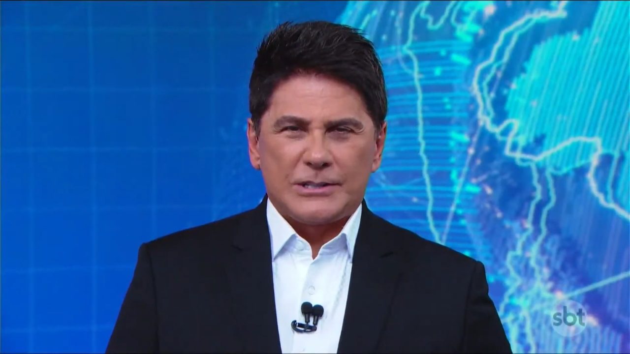 Foto do apresentador Cesar Filho no estúdio do telejornal SBT Brasil