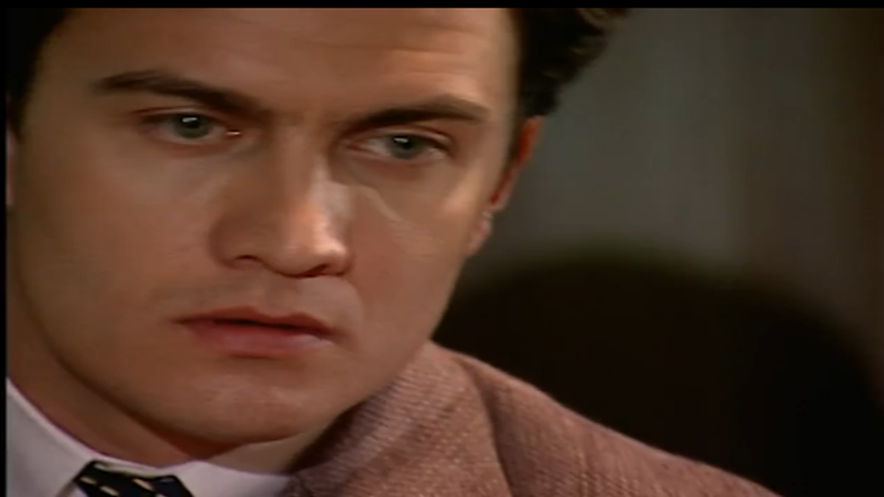 Augusto com expressão séria em cena da novela Terra Nostra