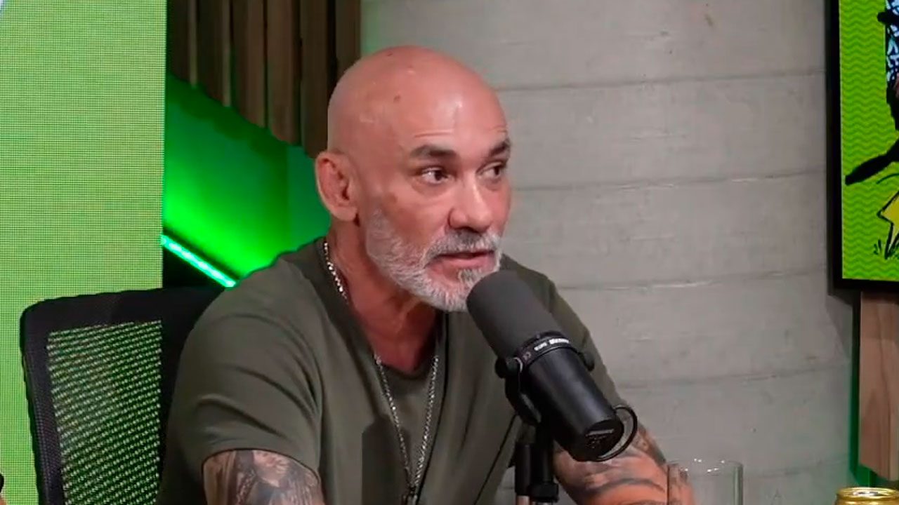 Ayrton Lima, pai da apresentadora da Globo Ana Clara Lima, falando ao microfone durante participação em podcast