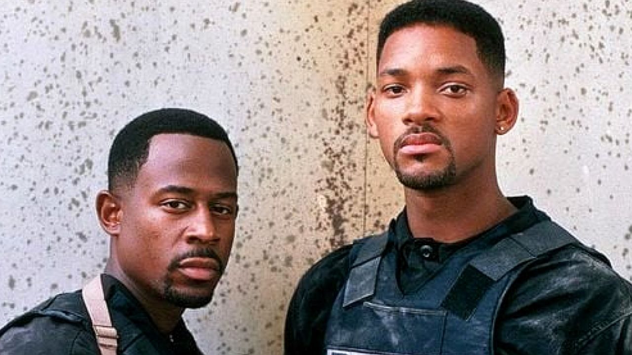 Martin Lawrence e Will Smith com coletes à prova de balas em cena do filme Bad Boys