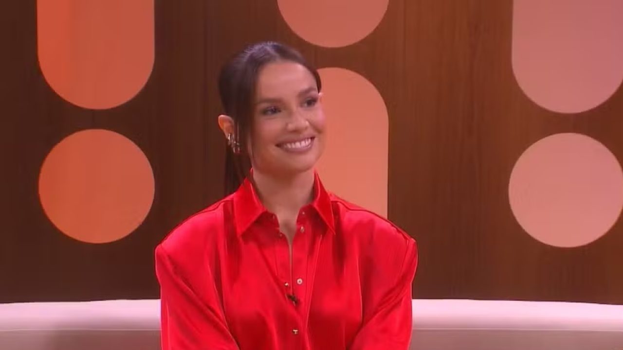 Juliette Freire no sofá do Saia Justa no GNT