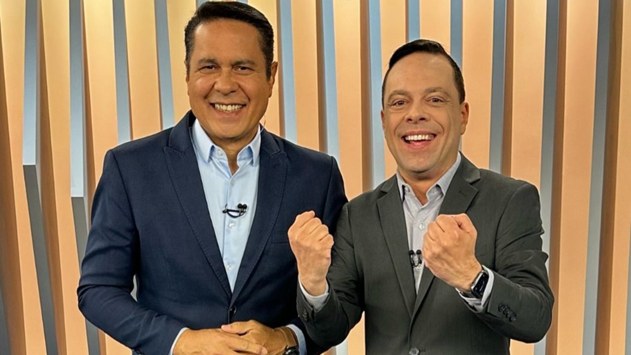 Foto de Willian Leite e Thiago Gardinali no estúdio do Balanço Geral Manhã