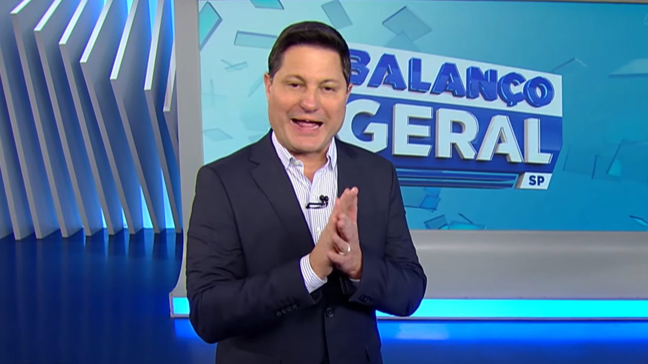 Foto do apresentador Eleandro Passaia no estúdio do Balanço Geral SP