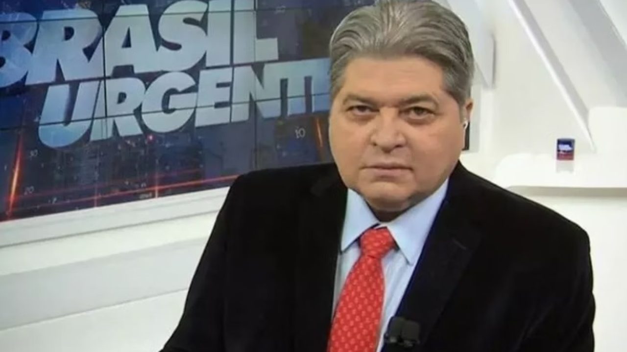 José Luiz Datena com expressão séria no estúdio do Brasil Urgente exibido pela Band