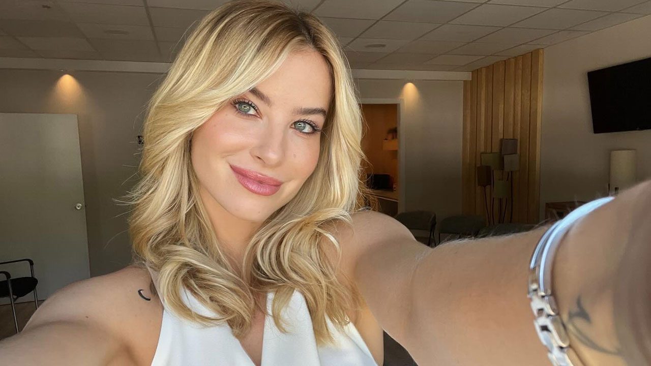 Barbara França tira selfie em camarim com iluminação suave e decoração minimalista ao fundo