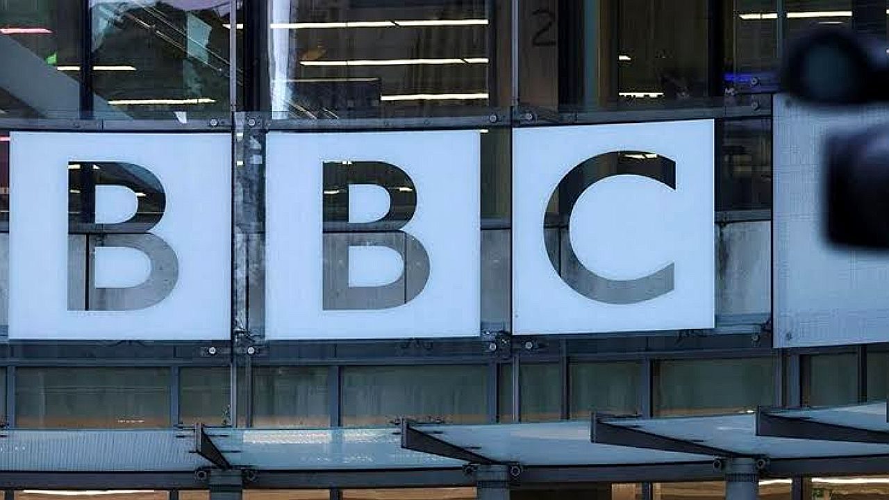 Logotipo da BBC exibido na fachada de prédio de vidro da emissora no Reino Unido
