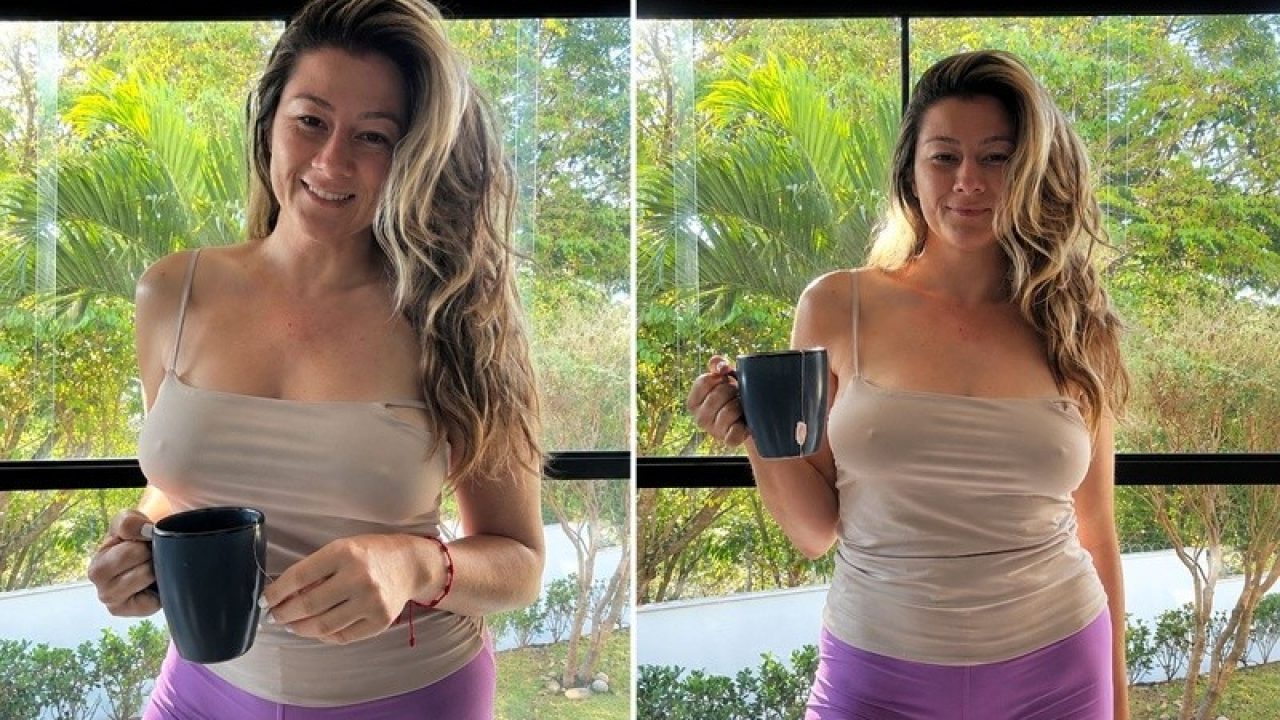 Montagem com Bella Mantovani segurando caneca diante de janela com jardim ao fundo em fotos caseiras
