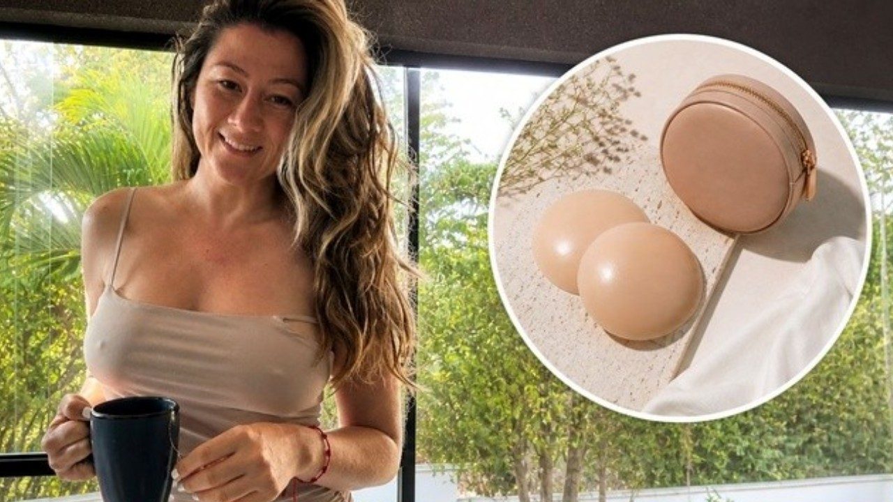 Bella Mantovani segura caneca diante de janela com imagem ampliada de proteções mamárias ao lado