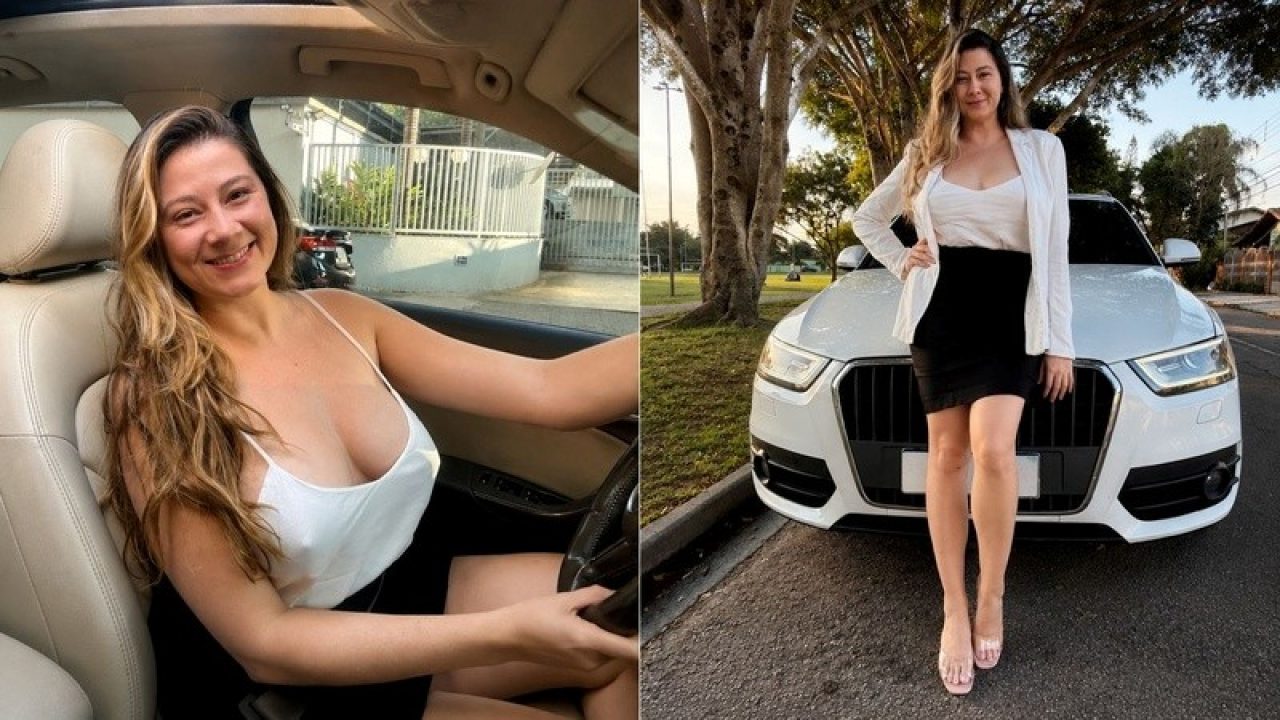Bella Mantovani sorri ao volante de carro e posa diante de automóvel branco usando blusa branca, blazer e saia preta