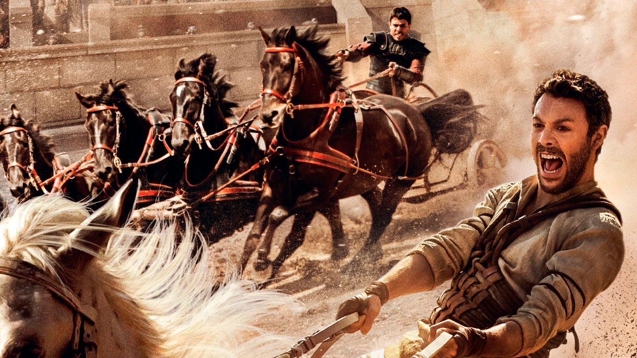 Cena de corrida de bigas com personagens principais na capa do filme Ben-Hur de 2016