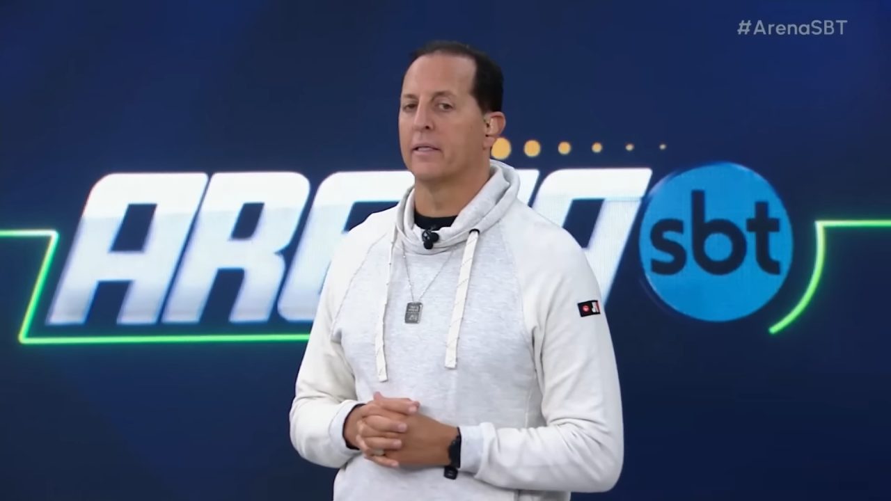 Foto de Benjamin Back no estúdio do programa Arena SBT