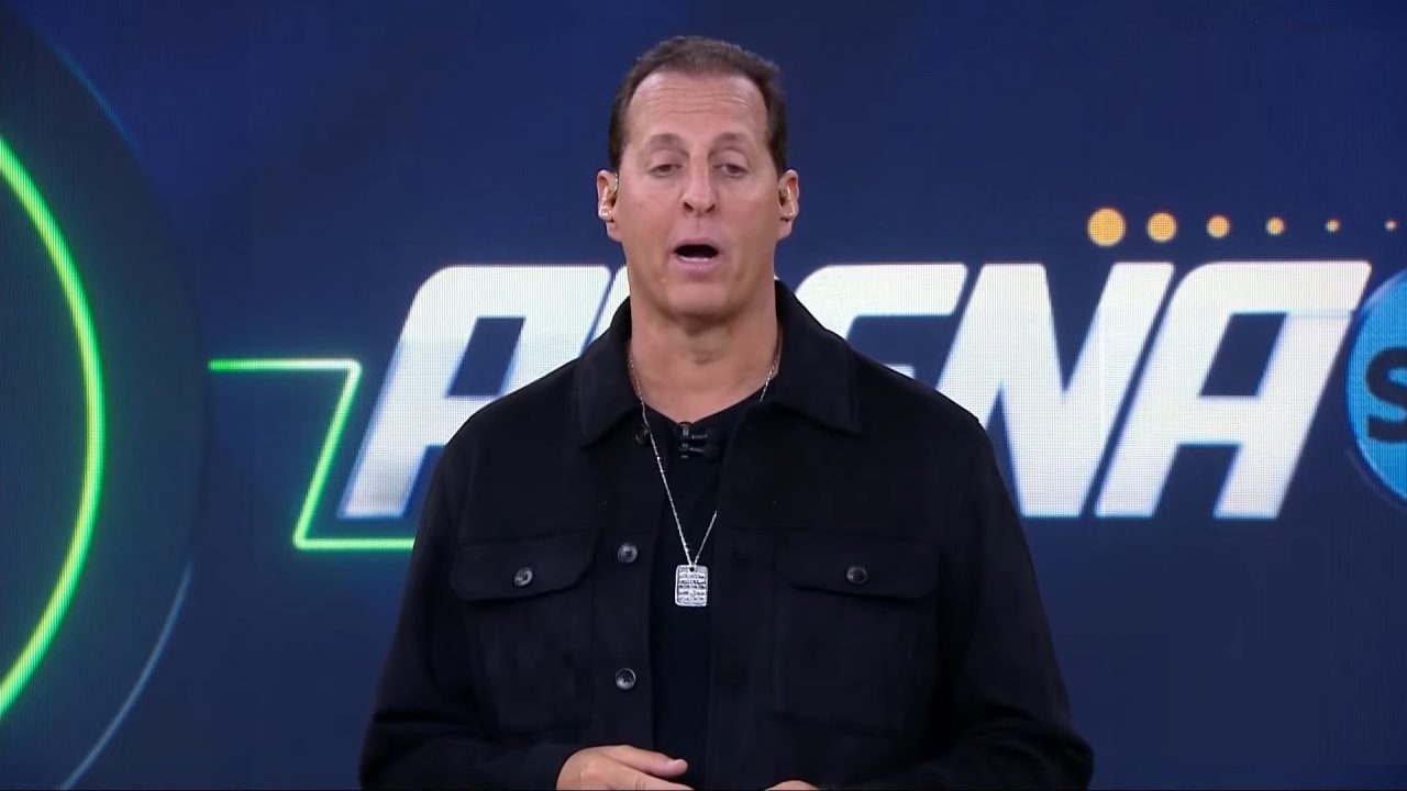 Foto do apresentador Benjamin Back no estúdio do Arena SBT