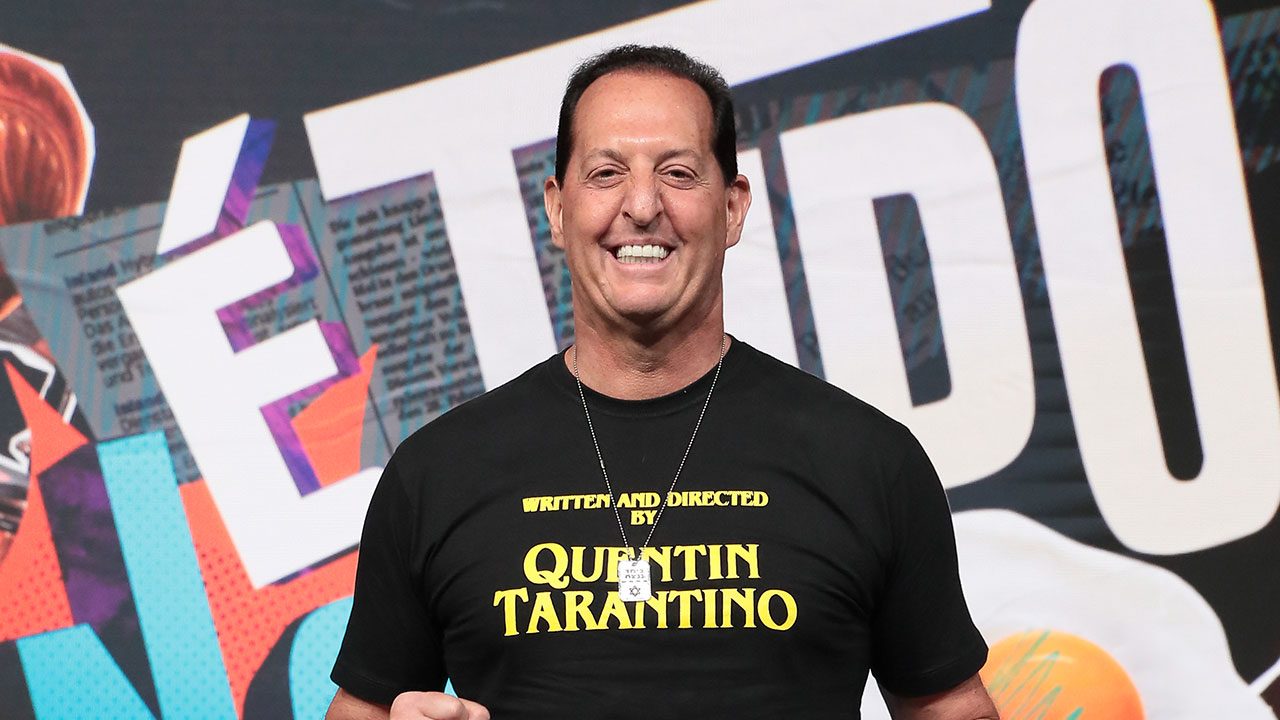 Benjamin Back sorri com camiseta de Quentin Tarantino durante a coletiva de imprensa do programa É Tudo Nosso nos estúdios do SBT