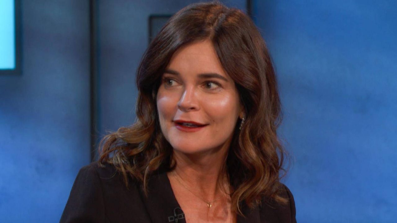 Betsy Brandt sorrindo e olhando para o lado durante entrevista