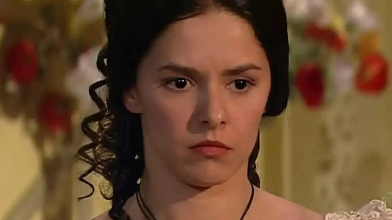 Bianca Rinaldi caracterizada como Isaura com expressão séria em cena da novela A Escrava Isaura